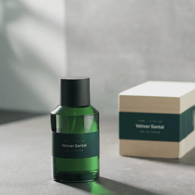 Sự tươi mát của cam Bergamot, quả thanh yên và tinh dầu lá chanh, đem đến một cảm giác đầy năng lượng và sảng khoái